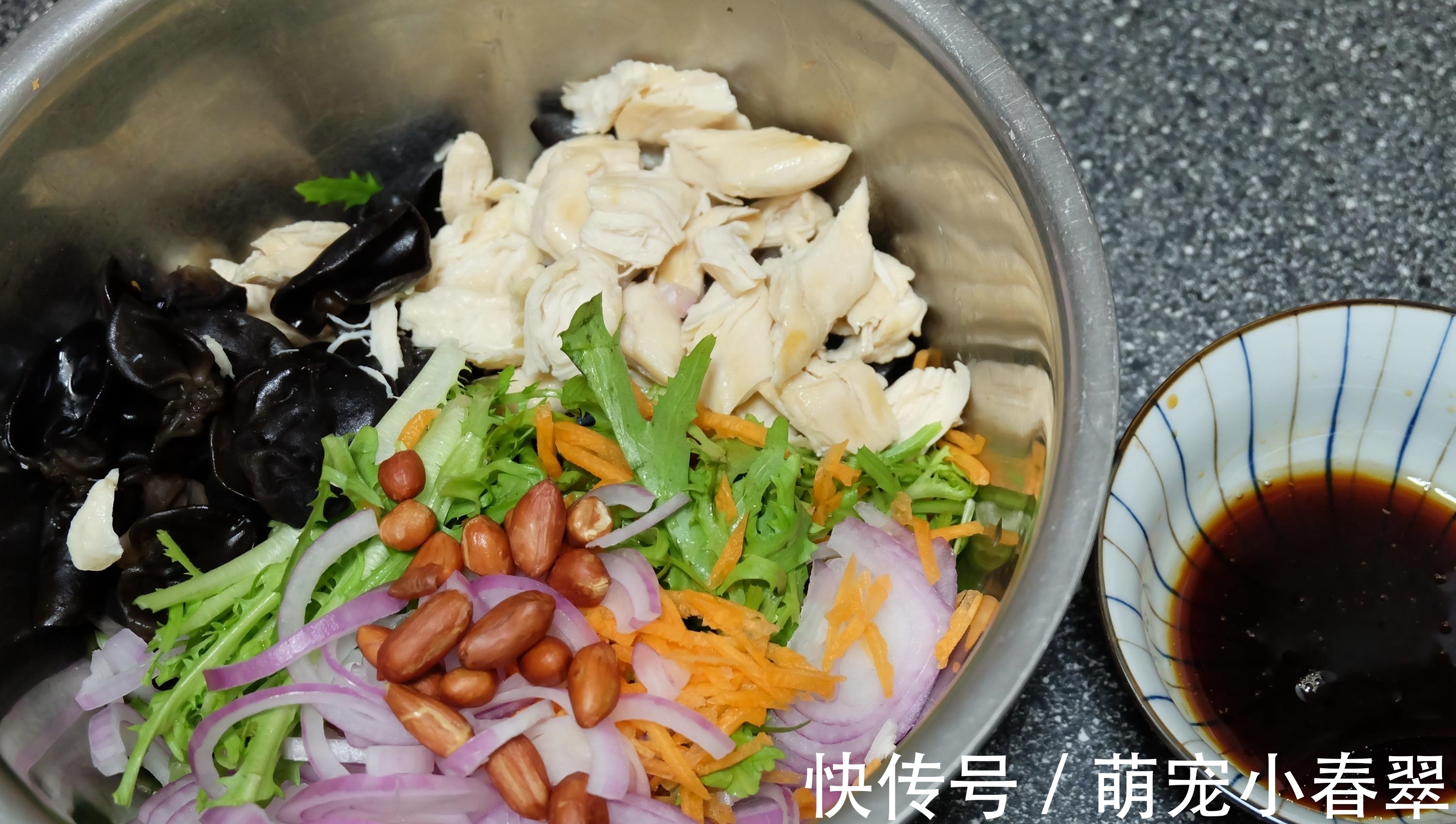 夏天最爱轻食减脂餐,鸡胸肉沙拉做法简单营养丰富,越吃越喜欢