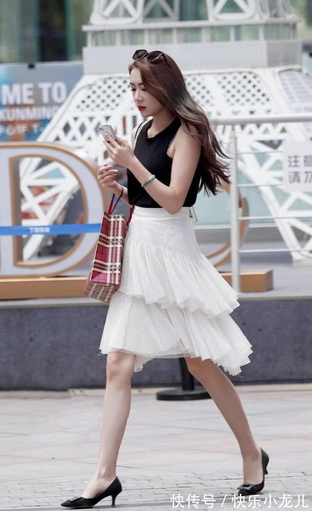 透气性 修身的黑色上衣,穿着很舒适不紧绷,重要也有不错的透气性