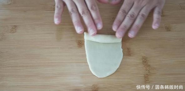 绿豆只会熬汤喝做成绿豆饼，清甜开胃，个个酥掉渣