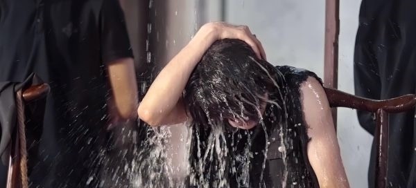 宋亞軒和范丞丞玩游戲時(shí),意外淋水素顏出鏡