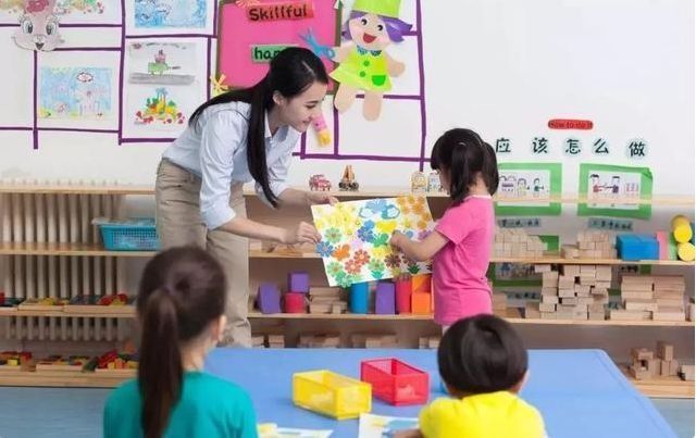 在家|为什么孩子在幼儿园里，表现得比在家更乖巧？心理学家给出答案