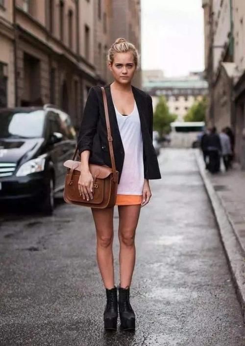 ?丢掉你的双肩包吧！今年流行“剑桥包”，时髦舒适又很能收纳