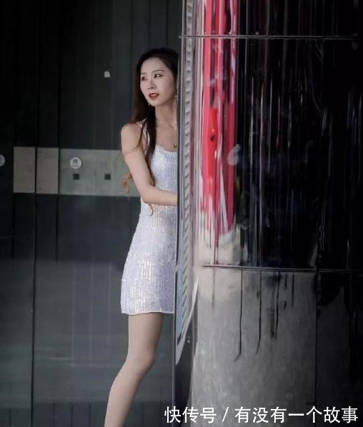 简约风 气质女孩的简约风穿搭,一件时尚亮片连衣裙,简单大方显气质!