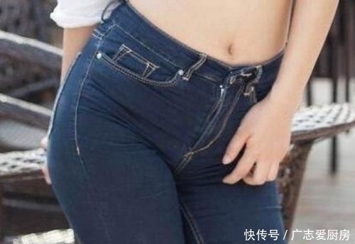 牛仔裤美女,看起来有日韩潮流风格,展现出线条的优美