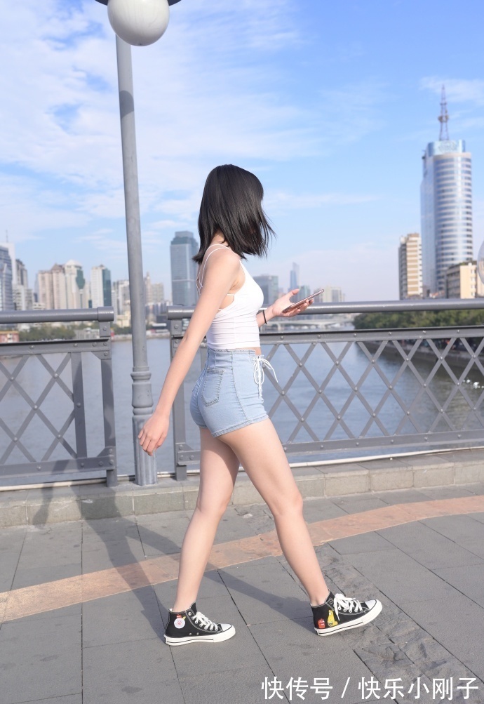 小姐姐|身材好的女生穿衣就是任性,短裤也能这么好看,尽显时尚魅力!