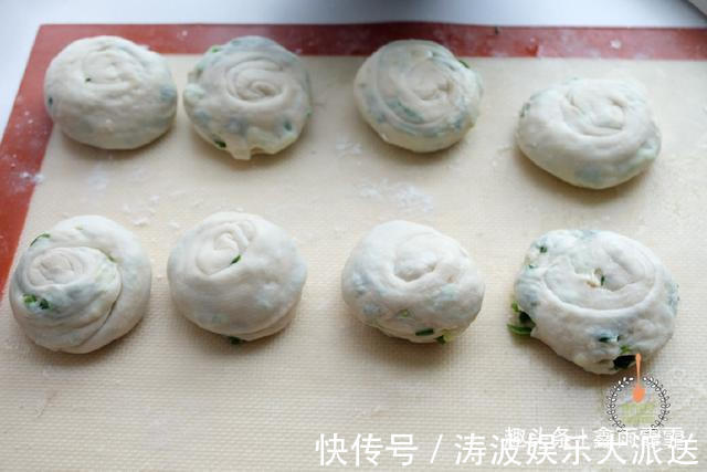 面团|葱油饼最好吃的做法，又香又软，一分钟一个，看看你喜欢吃不