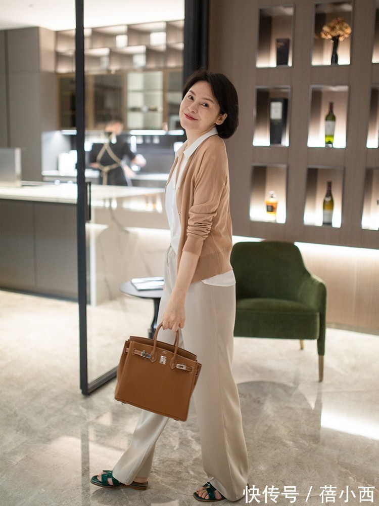 造型感|秋天,45+的女性别乱穿,这条“西裤”才是首选,高级简约又知性