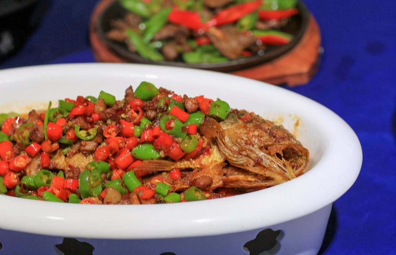 油炸|做鱼时,去腥加料酒和醋都大错特错,大厨教你正确做法,上桌扫光