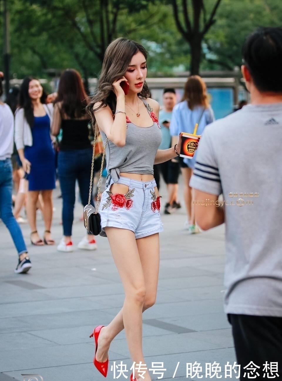 垂涎三尺|美女时尚: 性感美女街拍, 魅力十足, 令人垂涎三尺!