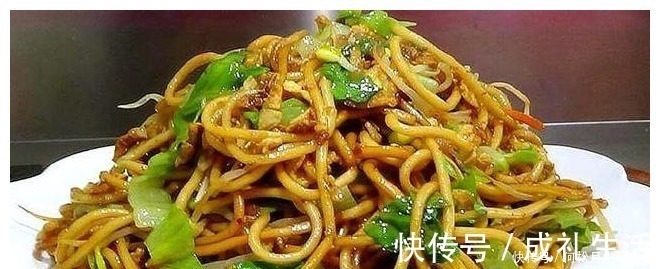 大厨教你在家做炒面,实在太香了,看着都好吃,先收藏了!