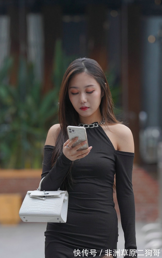 百褶裙 长款的蕾丝连衣裙,浅粉色的款在温暖阳光下显得非常有风采