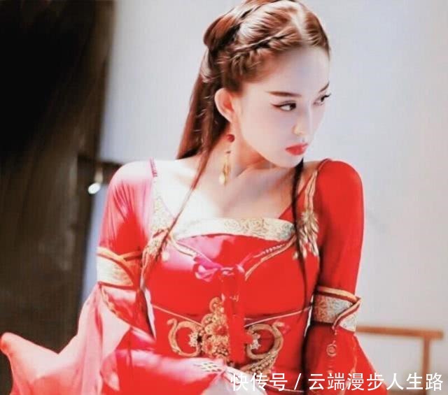 烈焰|娜扎美杜莎扮相红裙烈焰,妖娆至极比动漫版都要美