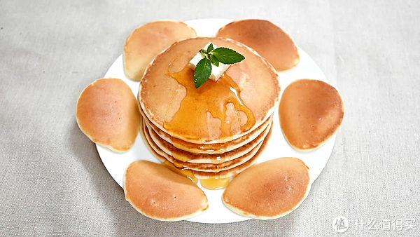 不用烤箱，平底锅就能做出松软如蛋糕的松饼，简单到没朋友
