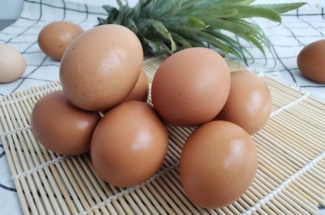 吃不完的鸡蛋,不要放冰箱里!养殖户教我土方法,放1年照样新鲜