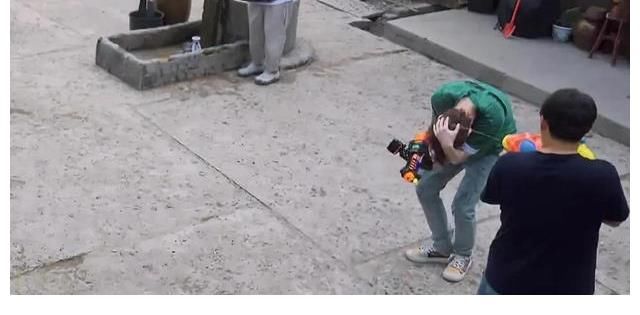 画面|张艺兴录《向往》被水枪冲到脱妆，画面超欢乐