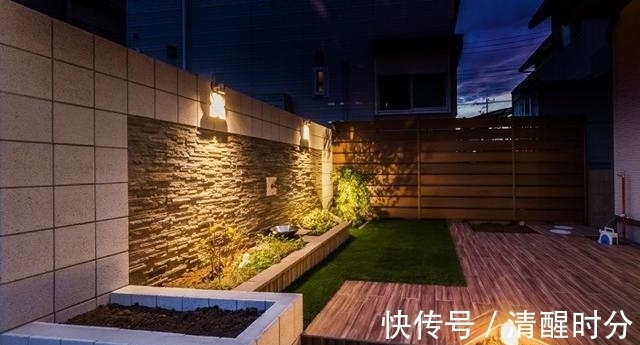 青石板|院子通铺水泥地过时了,甲板+草坪+沙地混铺,简单几种材料就很美