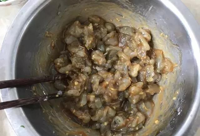 调韭菜馅就怕包着包着韭菜出水,教你一个小妙招,放多久都不没事