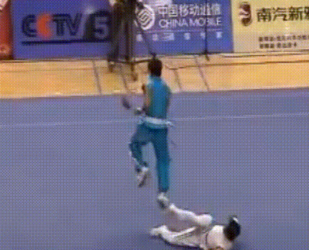 |搞笑GIF趣图:第一次去女友家,错把丈母娘当女友