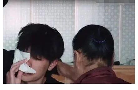 《變形計》史上最壕主人公：衣服全程打馬賽克，貧窮限制我們想象這是為何？