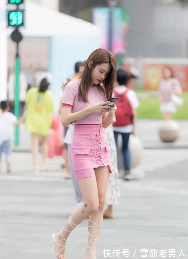 街拍|街拍:短裙穿搭的小姐姐们