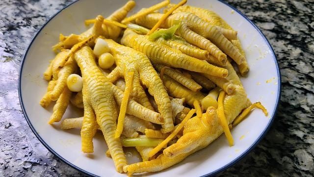 黄栀子|这样做的鸡爪太香了，软烂脱骨，一出锅浓浓的香味，好吃简单