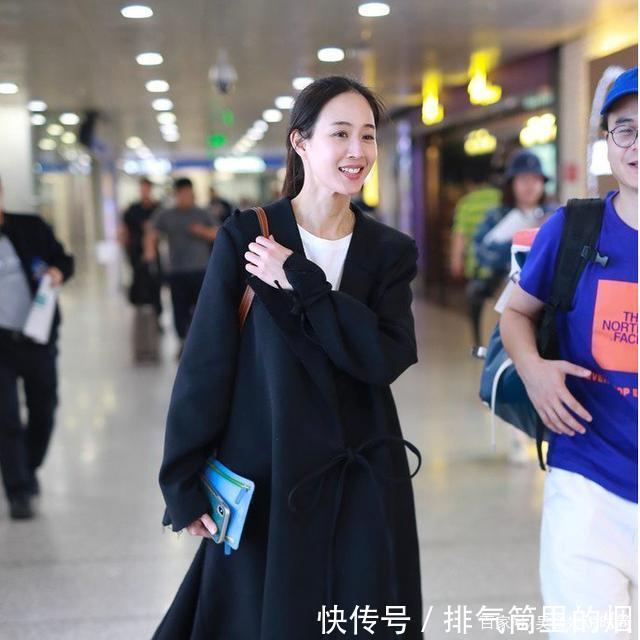 看起来更|张钧甯穿黑色大衣配马丁靴,时尚又洋气,越简单越高级