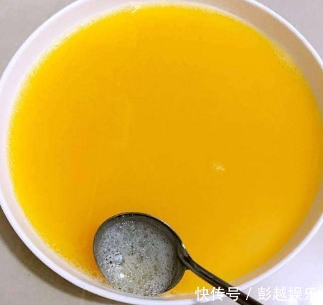 鸡蛋羹总是蒸的不嫩滑教你3个小技巧，蛋羹无蜂窝，吃着像布丁
