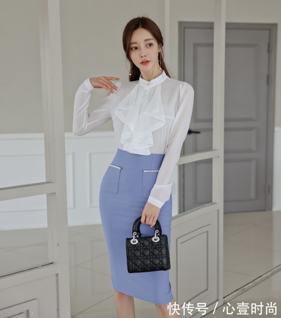 阿拉贡|女神孙允珠的时尚搭配:阿拉贡古堡宫廷靛青雅致衣裙