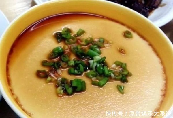 加水|蒸鸡蛋羹,不能直接加水,如果再加一步,鸡蛋就会光滑,没有蜂巢