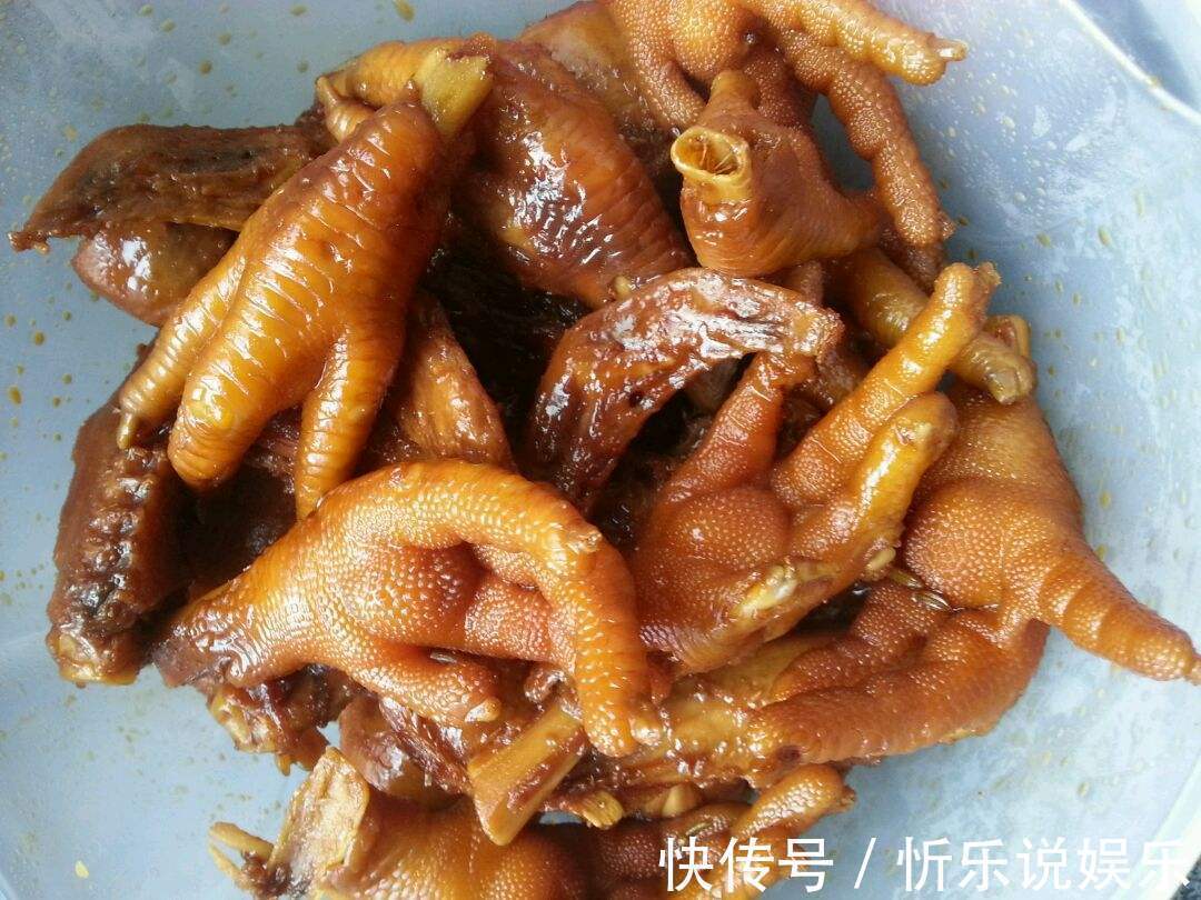 第一次去男友家,饭菜很丰盛,拍照给亲妈看,她却“逼”我分手