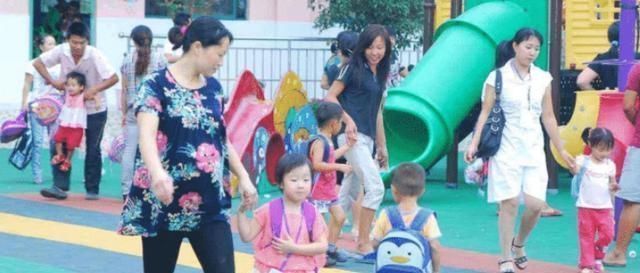 差别|不爱打扮的妈妈与爱打扮的妈妈带大的娃，长大后差别如此之大