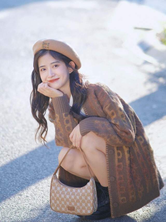 毛衣|秋冬想要穿出韩系风,试一试毛衣外套+皮短裤,时尚又不失性感