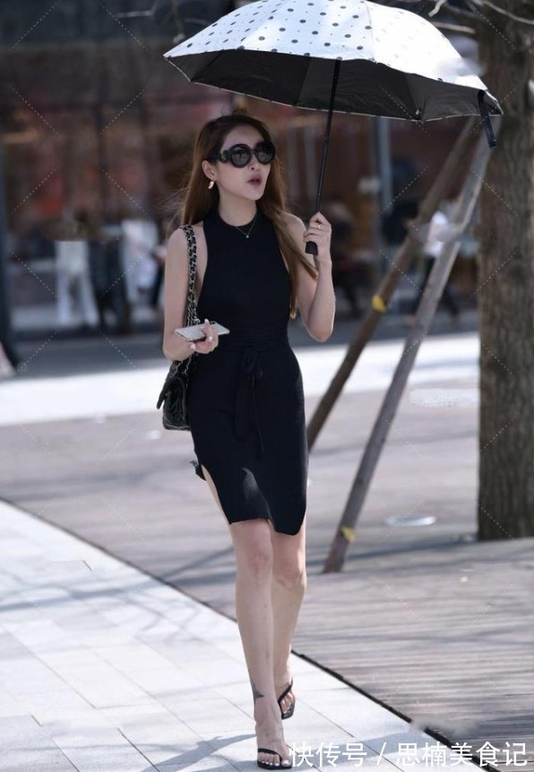 整体搭配 纯黑连衣裙没有沉闷感,针织设计时尚,轻盈舒适