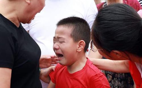 当孩子有情绪时，家长用这3种方式处理，就是在“火上浇油”