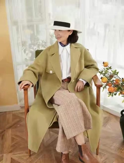 ?中年女性如何把“大衣”穿洋气？学三木妈这样穿，年轻显高级