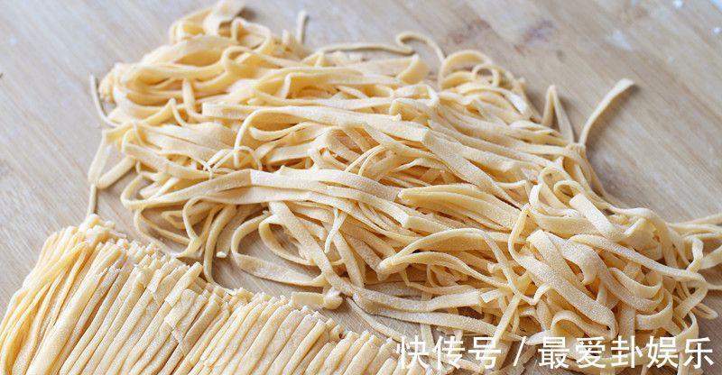 陕西人|老陕教你做正宗手擀面,和面时只加这1样,面条劲道爽滑