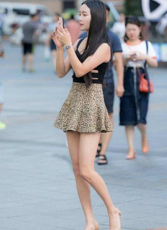 街拍:身材高挑小姐姐,亮黄色的裙子,显得特别时尚靓丽