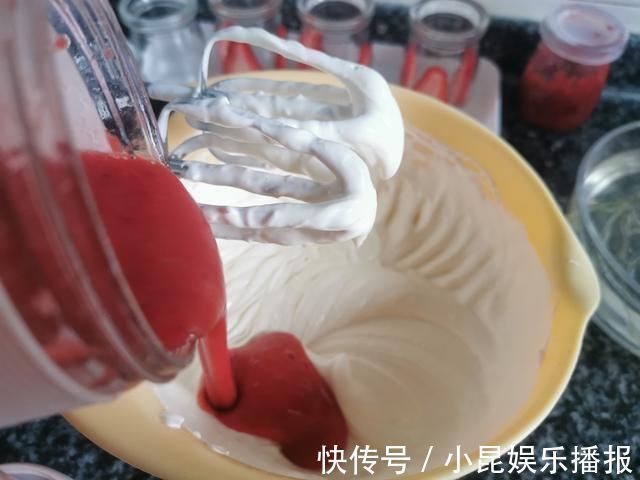 孩子在家吵着吃蛋糕，无奈之下自己动手给孩子做，孩子吃了一半