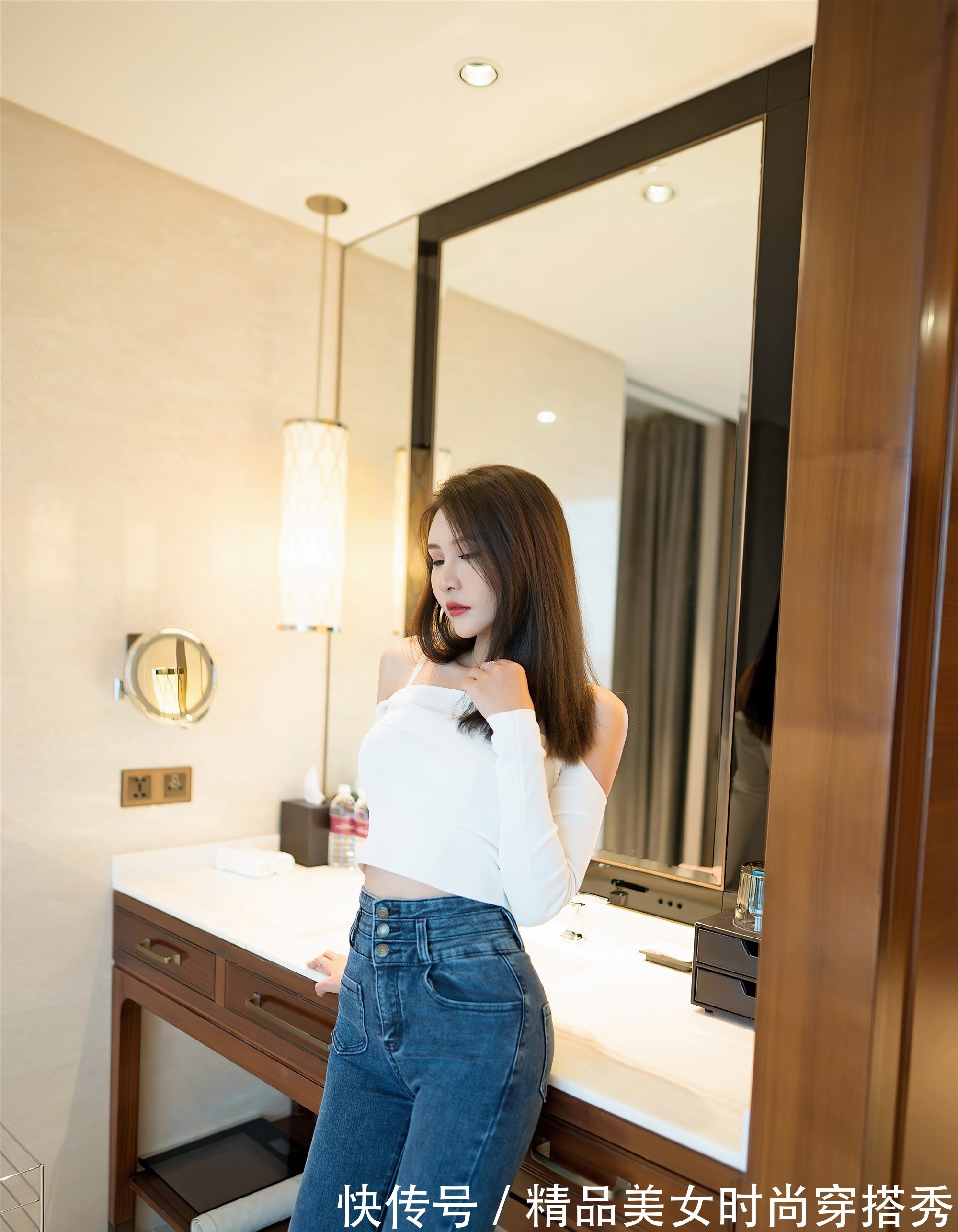 时尚|白色吊带上衣搭配高腰牛仔裤，时尚又个性，迷人又自信