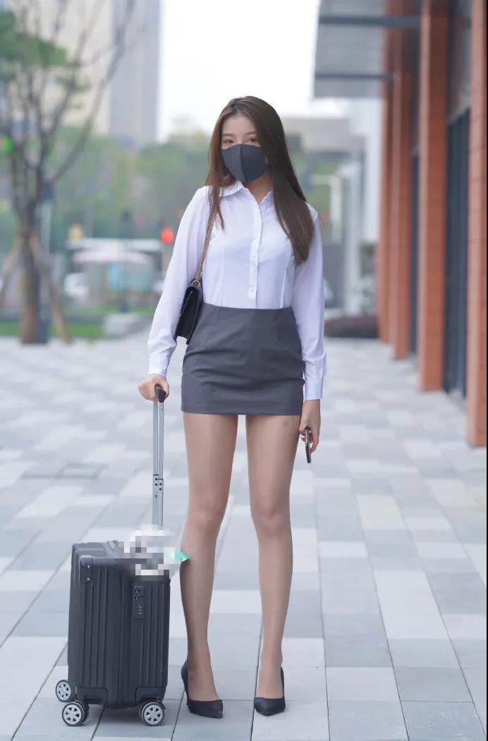 短裙|街拍 小姐姐身穿灰色短裙搭配白色衬衫, 散发迷人职场气息
