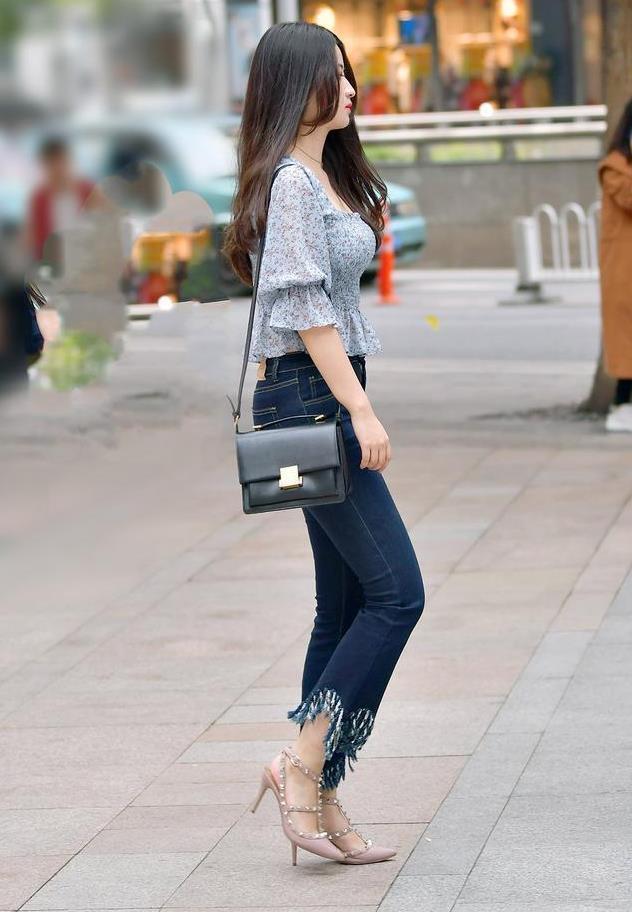 印花|u领印花上衣,搭配蓝色牛仔裤+高跟凉鞋,显得风情万种魅力十足