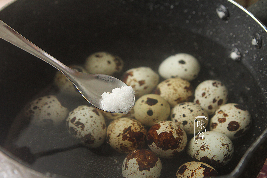 煮鹌鹑蛋时,用上这个方法,鹌鹑蛋壳一碰就掉,单手就能剥开