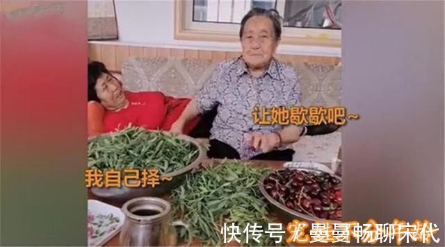 72岁女儿吃樱桃看电视,92岁妈妈包饺子,网友:有妈就能撒娇