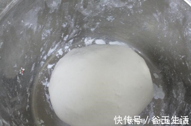 糯米粉这样做，比汤圆好吃多了，我家儿子连吃了5个才停嘴