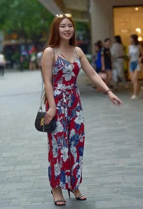 白兰色|红吊带裙格外“引人注目”,白兰色花纹色彩对比强烈体现“气质”