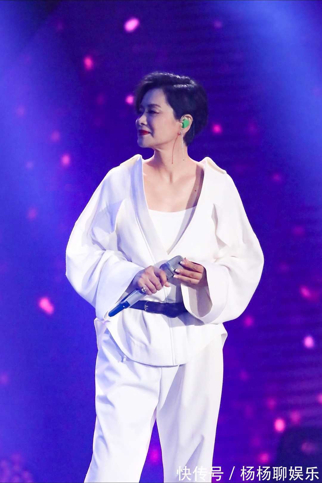 身材高挑 毛阿敏又美回来了,一身白色穿搭配短发很高级,身材高挑气场足