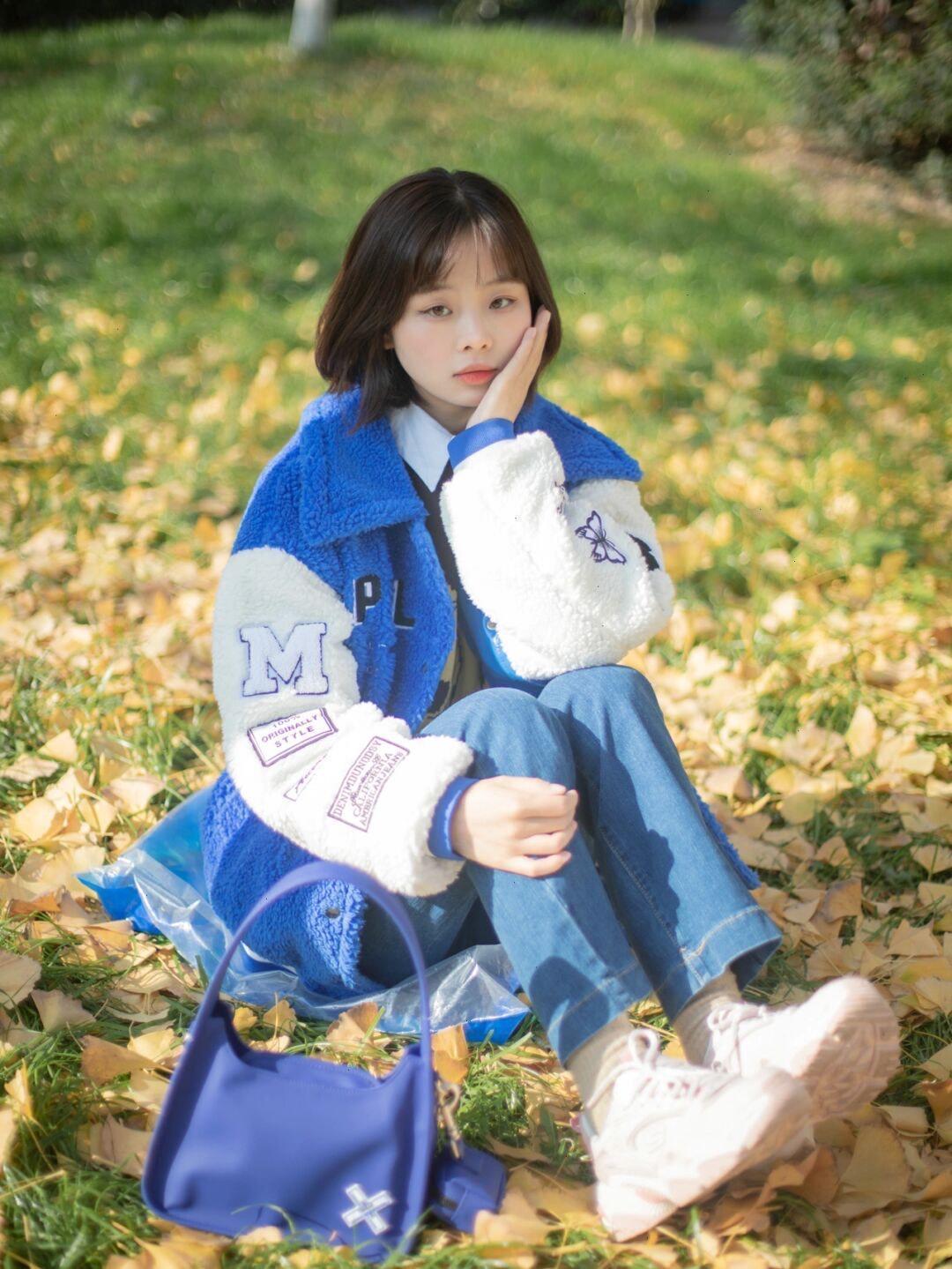 冬天|普通女生怎么穿?蓝白拼接羊羔毛外套+直筒牛仔裤,休闲又百搭!