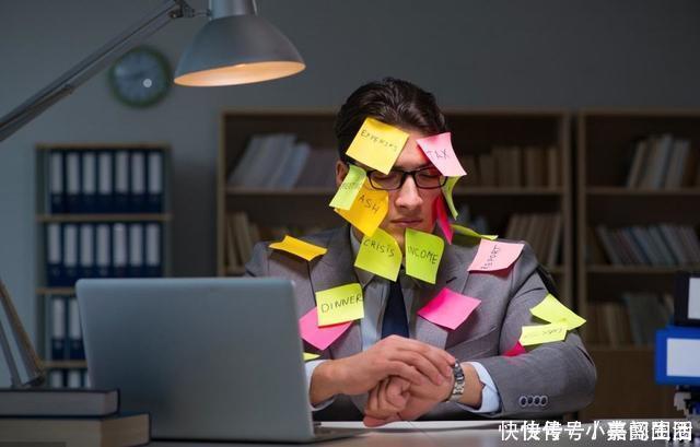 爱表|领导问你的手表多少钱时,低情商的人侃侃而谈,高情商的人这样答