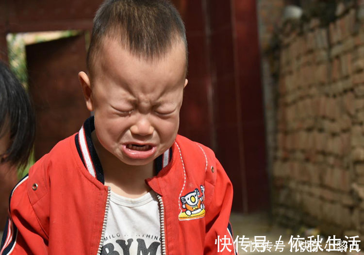 邻居|男孩从小爱哭和不爱哭,长大后差距很明显,爱哭的孩子招人疼