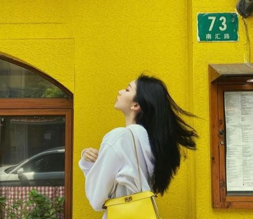 挎包|神仙穿搭,白色卫衣搭配黄色挎包,分分钟穿出女神气质!